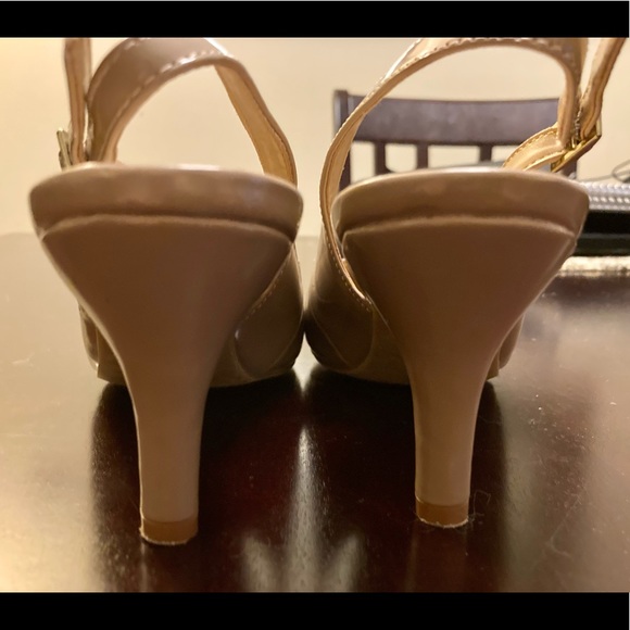 KAREN SCOTT BEIGE PATENT SLINGBACKS-7.5 EUC - Picture 5 of 6